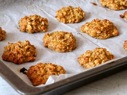 Вкусни домашни бисквитки с фини овесени ядки (трици), фъстъчено масло, сладко от боровинки и орехи - снимка на рецептата Вкусни домашни бисквитки с фини овесени ядки (трици), фъстъчено масло, сладко от боровинки и орехи - снимка на рецептата
